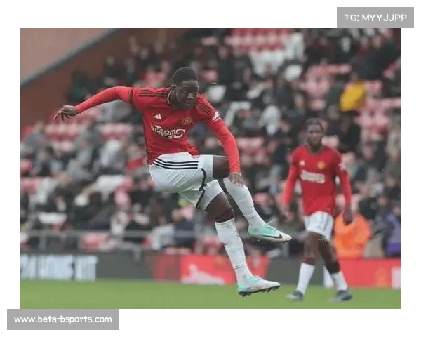 曼联18岁中场梅努当选赛季最佳年轻球员 展现未来之星潜力